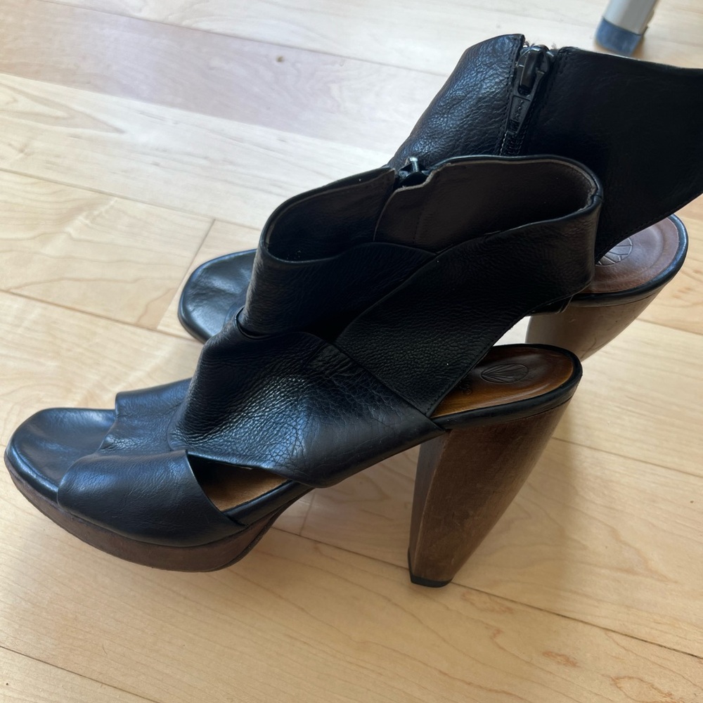 Black Leather Women's Heeled Sandals